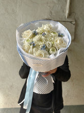 Încarcă imaginea în vizualizatorul Galerie, Buchet “Blue Love”